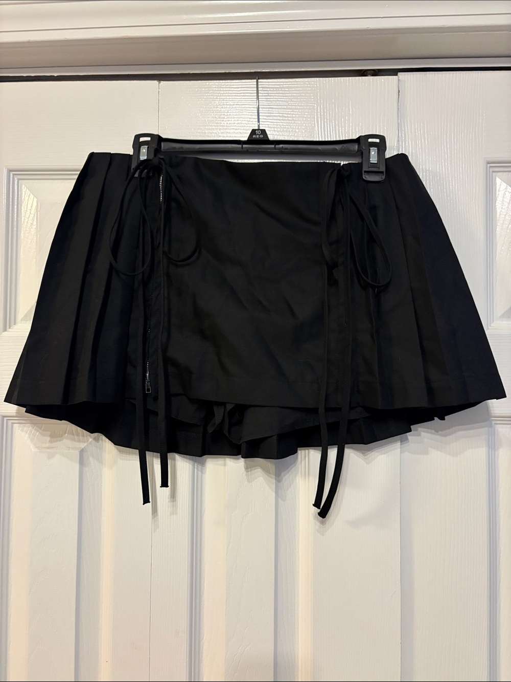 649 Qelvarine Black Pleated Mini Skirt with Tie Details